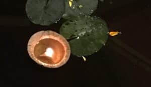 Statuette spirituelle dans un décor naturel