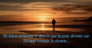 Citation inspirante sur fond de coucher de soleil au bord de mer