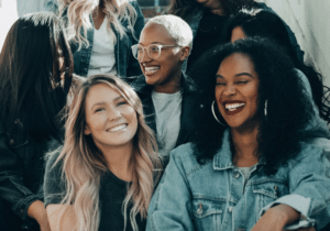 Groupe de femmes souriantes célébrant le bien-être et la sororité